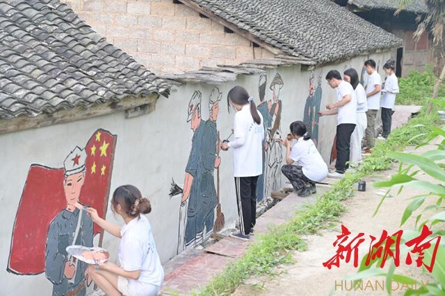 绘红色壁画 焕乡村新颜!这群大学师生在侗乡绘出乡村“兴”画卷