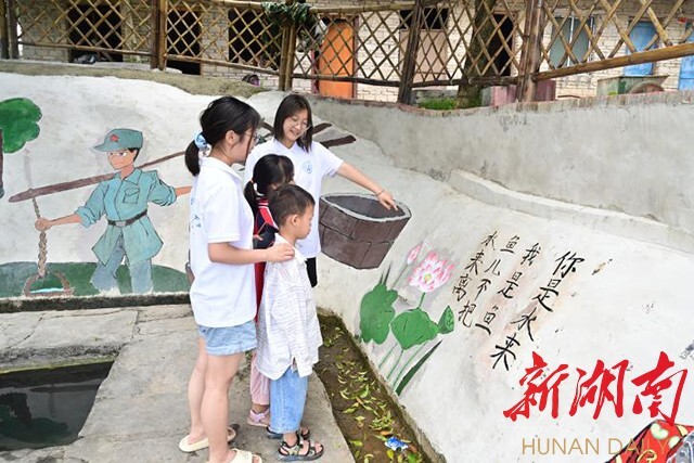 绘红色壁画 焕乡村新颜!这群大学师生在侗乡绘出乡村“兴”画卷