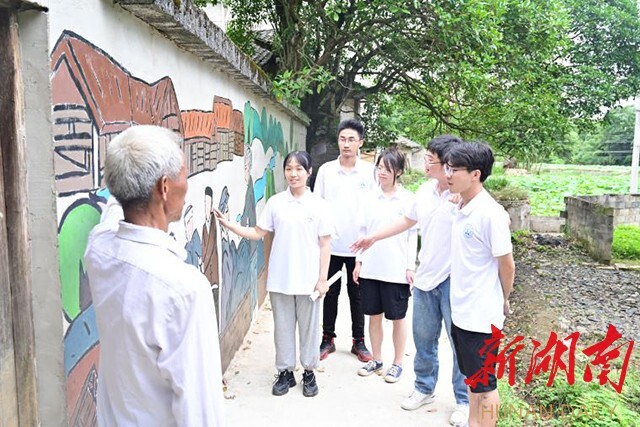绘红色壁画 焕乡村新颜!这群大学师生在侗乡绘出乡村“兴”画卷